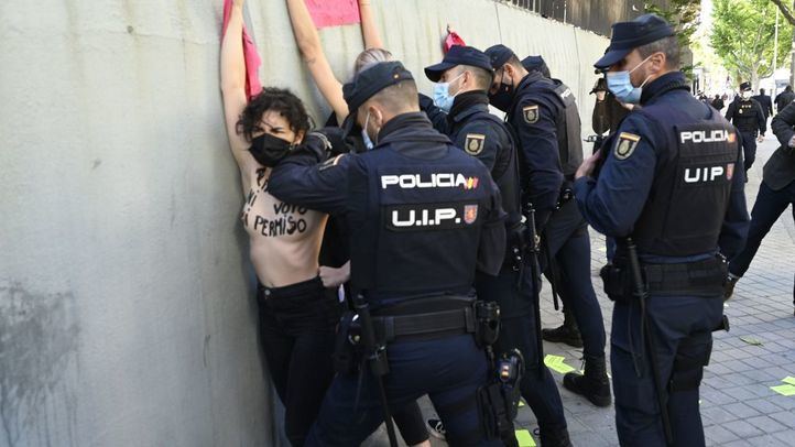 Activistas de Femen acuden al colegio San Agustín con el torso desnudo para gritar proclamas antifascistas