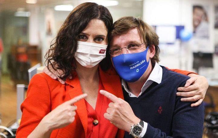 Isabel Díaz Ayuso sigue el escrutinio de votos en la sede del PP en la calle Génova