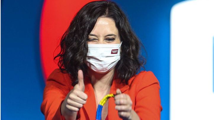 Ayuso en Génova durante la noche electoral