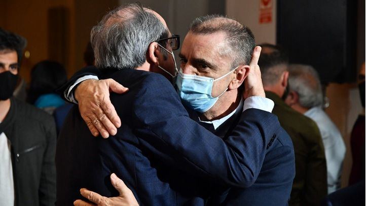 Ángel Gabilondo tras conocer el resultado electoral abrazado a José Manuel Franco