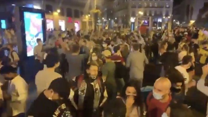 Cientos de personas se congregan en la Puerta del Sol para celebrar el fin del estado de alarma