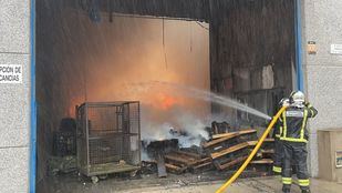 Un incendio calcina el interior de una nave en Fuenlabrada