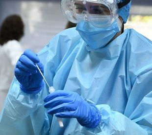 Sigue el repunte de positivos mientras se alivia la presión en los hospitales