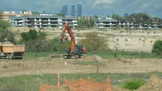 Terrenos del desarrollo urbanístico de La Finca. Imagen desde Metro Ligero. En primer plano, los límites del Retamares entre alambradas. Los edificios del fondo, levantados en fecha reciente a lo largo de la Vereda de la Carrera.