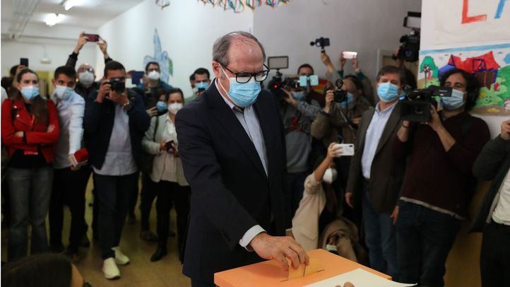 El candidato a la Presidencia por el PSOE, Ángel Gabilondo, depositando su voto en las anteriores elecciones