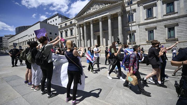 Diferentes colectivos se concentran ante el Congreso durante el debate sobre la 'ley trans'