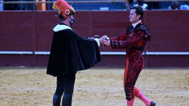 Daniel Luque recibe del alguacilillo las dos orejas que cortó al último toro del festejo