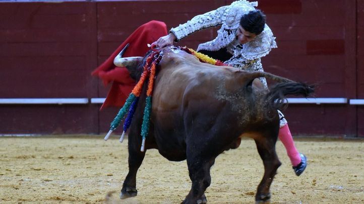 San Isidro: muy grave percance de Juan José Domínguez, grave de Pablo Aguado y dos orejas para Roca Rey