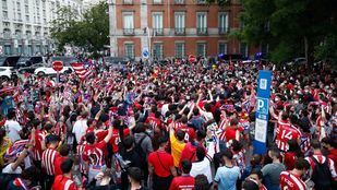 La afición rojiblanca celebra el título de La Liga en Neptuno