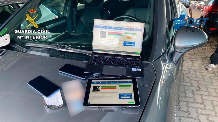 Documentos requisados por la Guardia Civil a un grupo organizado dedicado a copiar en los exámenes de conducir