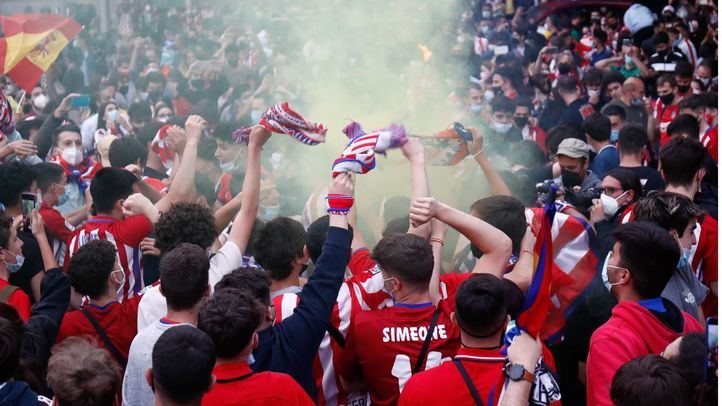 Los aficionados del Atlético de Madrid celebran en Neptuno el título de la Liga