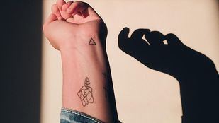 Los tatuajes siguen de moda, pero cada vez son más las personas que optan por eliminarlos pasado un tiempo