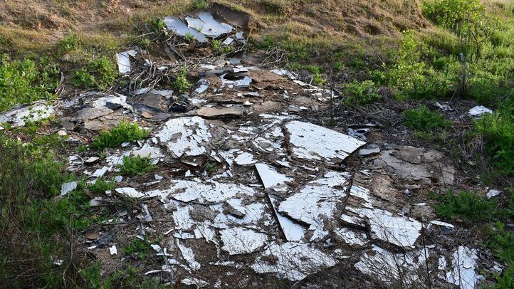 Escombros y residuos en el Arroyo Valdecarrizo, en Tres Cantos