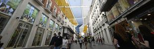 Las lonas de Preciados anuncian la llegada del calor