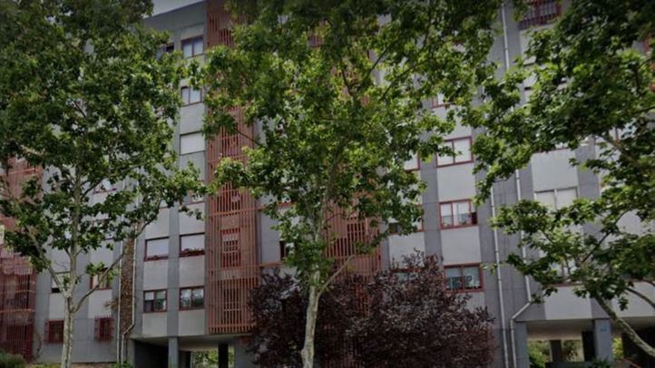 Hallan el cadáver de una mujer que llevaba varias semanas muerta en su casa del barrio de Fuencarral