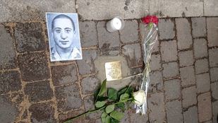 Adoquines dorados recuerdan dónde vivieron madrileños deportados a campos de concentración