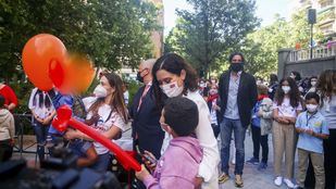 Ayuso anuncia nuevos planes a favor de la maternidad junto a líneas de atención telefónica y financiación