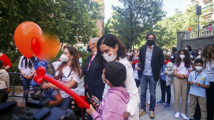 La presidenta en funciones de la Comunidad de Madrid, Isabel Díaz Ayuso, habla con un niño durante el homenaje de la Fundación Madrina en honor a los niños como héroes de la pandemia