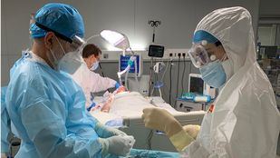 Las hospitalizaciones continúan su tendencia a la baja en una jornada con 1.049 casos nuevos