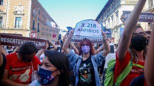 Decenas de personas exigen el rescate "inmediato" de los animales de Vivotecnia