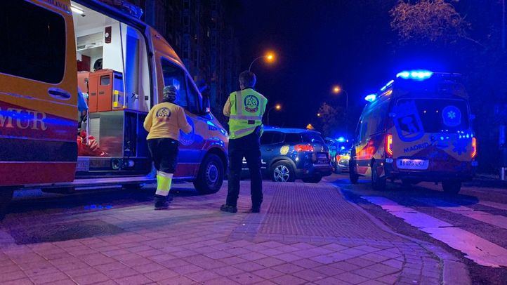 Un hombre sufre la semiamputación de la pierna izquierda al pasarle por encima la rueda de un autobús