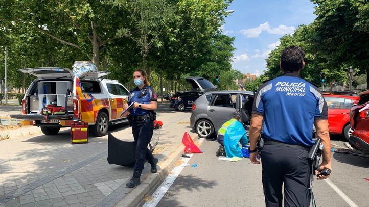 Efectivos del Samur y de la Policía Municipal en el lugar del accidente