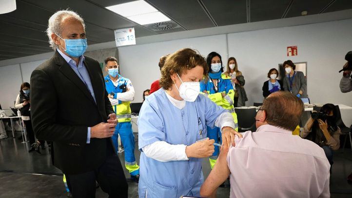 Enrique Ruiz Escudero, consejero de Sanidad de la Comunidad de Madrid, visita el nuevo punto de vacunación masiva instalado en el Wizink Center