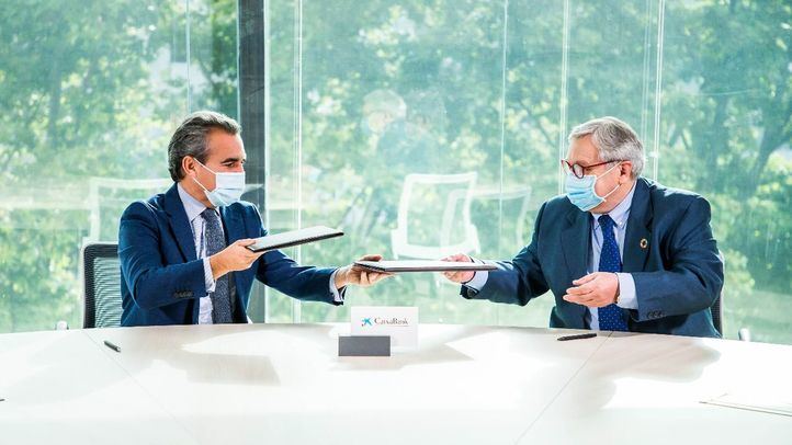 El director territorial Madrid Metropolitana de CaixaBank, Rafael Herrador; y el director de la Feria del Libro de Madrid, Manuel Gil.