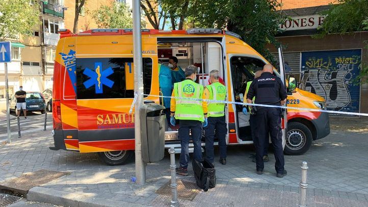 Sanitarios del Samur y un agente de la Policía Nacional atienden un apuñalamiento en Villaverde