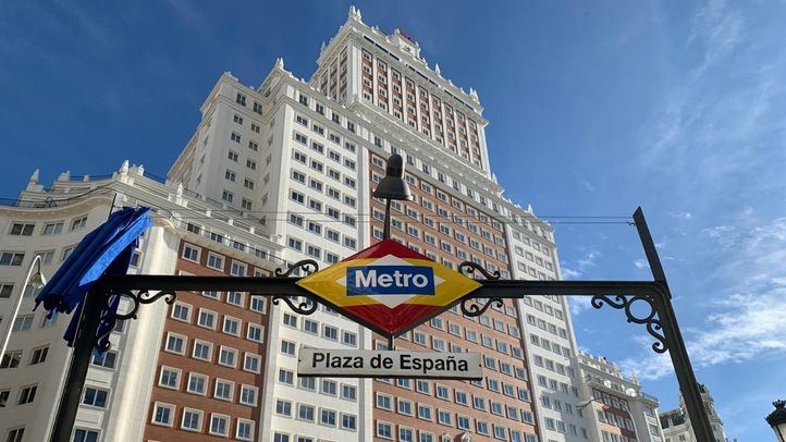 El rombo de metro de la Plaza de España con los colores de la bandera nacional