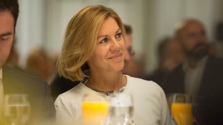 Mª Dolores de Cospedal junto a sus compañeros de partido en los desayunos informativos de Forum Europa.