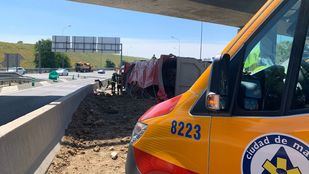 Un hombre, herido tras volcar su camión y derramar 20.000 kilos de arena en la M-31