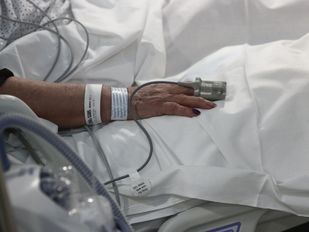 Los nuevos positivos Covid continúan en descenso en Madrid y los ingresados en UCI son menos de 300