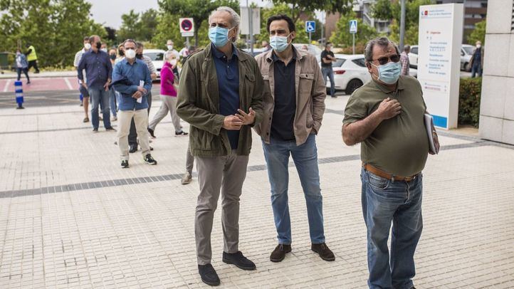 El consejero de Sanidad, Enrique Ruiz Escudero, recibe la primera dosis de la vacuna contra la Covid.