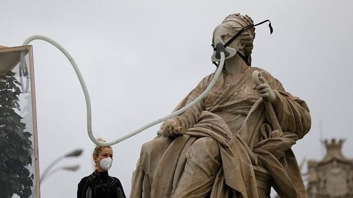 Greenpeace coloca una mascarilla a la diosa Cibeles como protesta en el Día Mundial del Medio Ambiente.