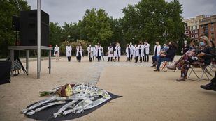Los sanitarios homenajean al centenar de médicos fallecidos por Covid-19 en España