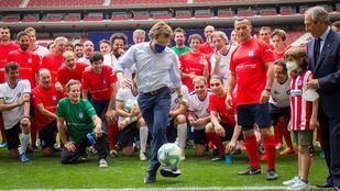 Almeida se enfunda la camiseta del Atlético para recaudar fondos contra el cáncer