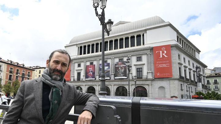 Javier Limón, en la plaza de Ópera, galardonado por el Premio Madrid a la Mejor Iniciativa Cultural.