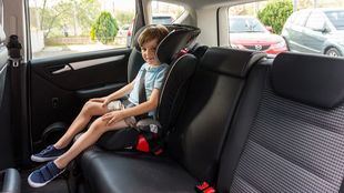 La OCU desaconseja el uso de alzadores para niños en el automóvil