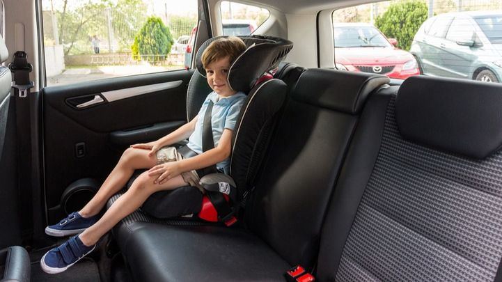 Menor en una silla de coche