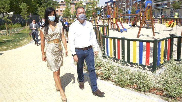 Begoña Villacís y Mariano Fuentes inauguran el Jardín de la Luz, parcela renaturalizada frente a un colegio de Villaverde