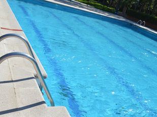 Desalojados de la piscina de Humanes por causar daños e incumplir las normas