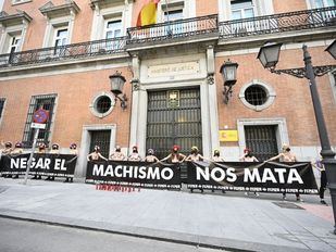 Femen protesta ante el Ministerio de Justicia por el ingreso en prisión de Juana Rivas