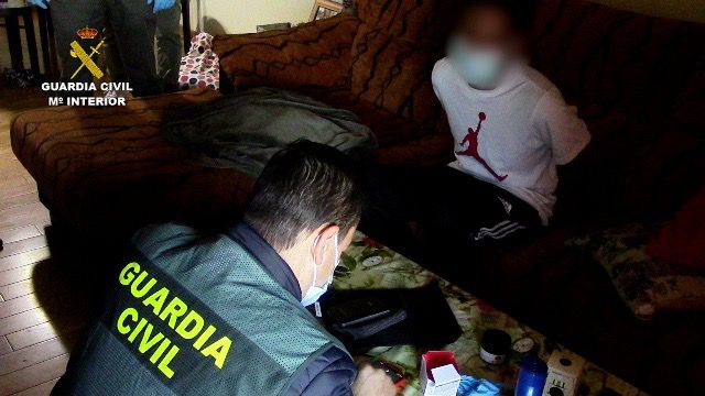 Guardia Civil durante la detención de cinco miembros de la banda latina