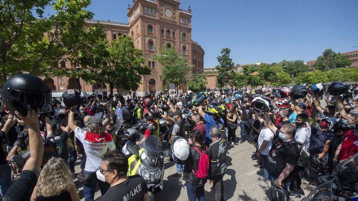 Varios motoristas, en una concentración convocada de manera simultánea en más de 20 ciudades, en la Plaza de Toros de las Ventas