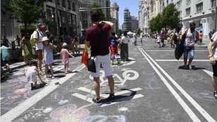 Una batucada y diferentes actividades reclaman en Gran Vía la restauración de Madrid Central