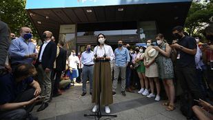 Ayuso acusa a Sánchez de querer hacer al Rey "cómplice" de los indultos a los líderes del 'procés'