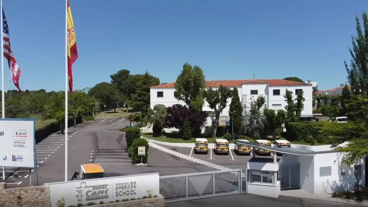 El exterior del colegio ubicado en Tres Cantos.