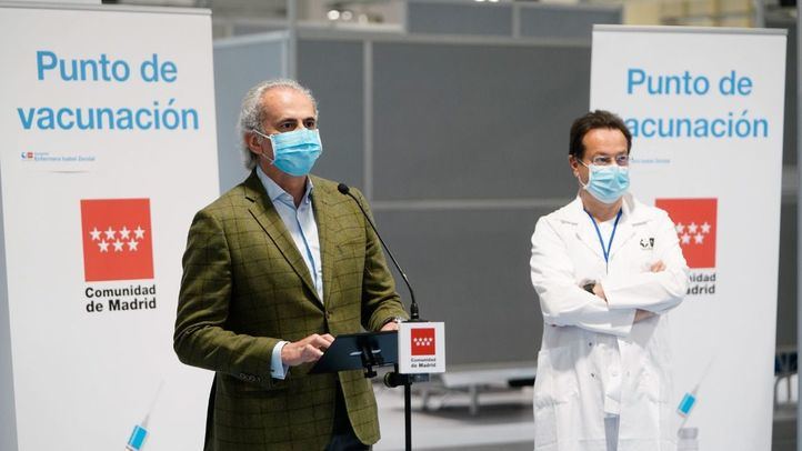 Escudero visita las vacunaciones en el Zendal