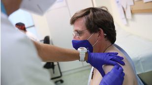 Almeida recibe la primera dosis de la vacuna de Pfizer contra el Covid